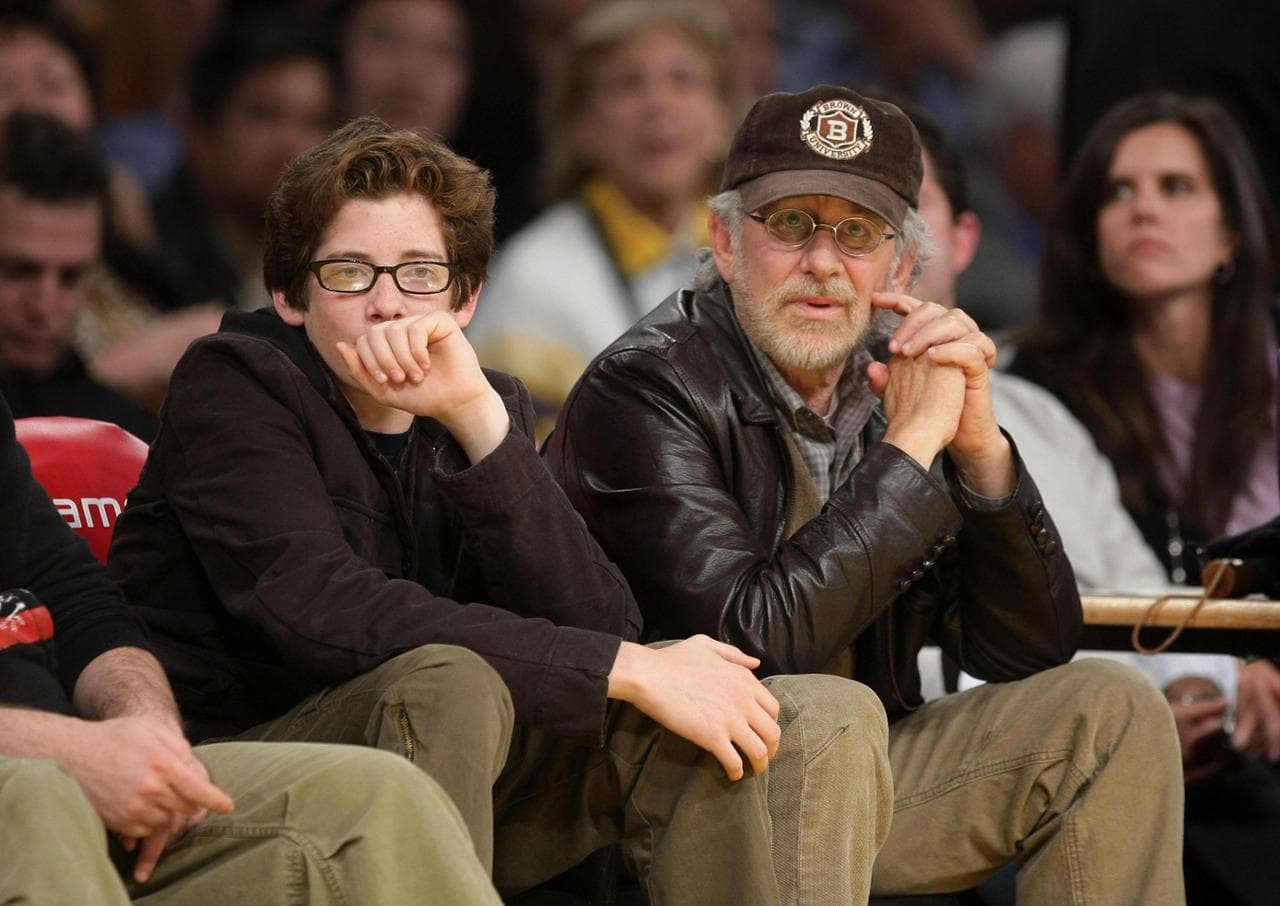 Un giovane Sawyer Spielberg con papà Steven nel 2008, a Los Angeles, a un incontro di basket