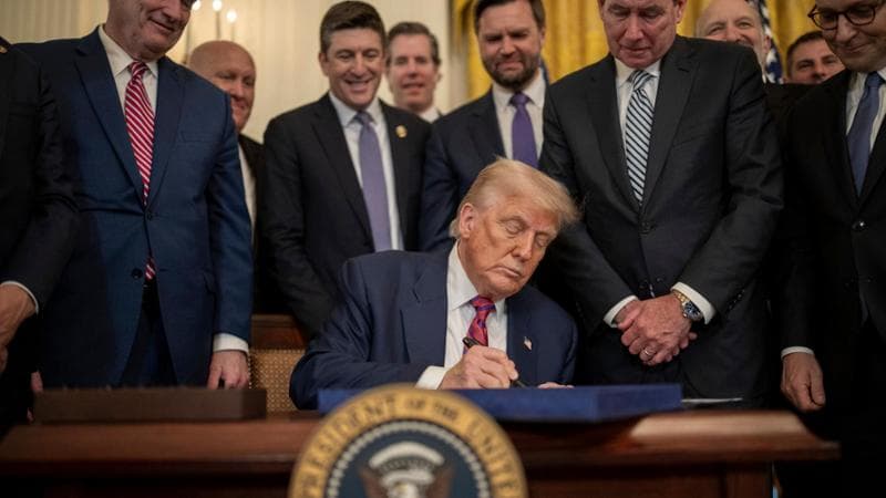 Washington, 18 luglio: Donald Trump firma il Genius Act alla Casa Bianca