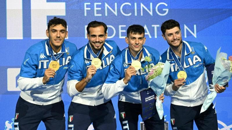 Gli sciabolatori sul podio dopo la medaglia d'oro