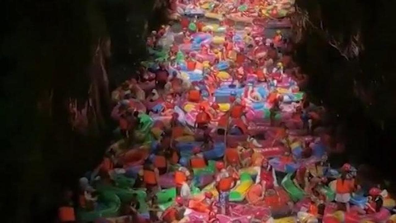 Cina, l'overturism è comico: centinaia di gommoni incastrati in un torrente