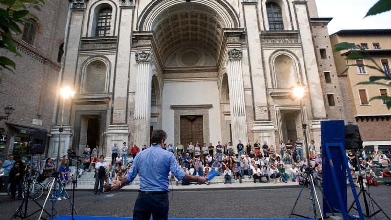 La vera novità della villeggiatura letteraria sono i  festival. Al mare, in montagna: ce ne sono per tutti i gusti. E gli scrittori attraversano tutta l'Italia  per raggiungerli. ALBERTO CRISTOFARI/CONTRASTO