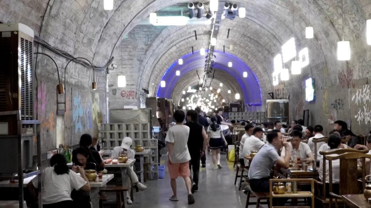 Cina, l'ultima moda dei locali: nel rifugio antiaereo per sfuggire al caldo