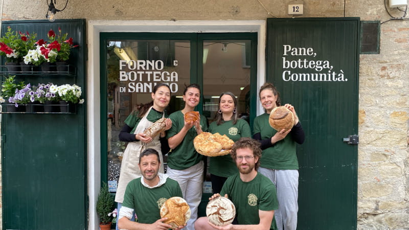 Alcuni soci della coop Fer-Menti Leontine davanti al forno del 1939 chiuso e poi riaperto nel 2019. foto di Archivio Fer-Menti Leontine