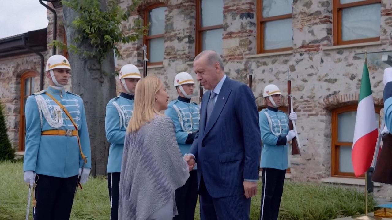 Giorgia Meloni a Istanbul: l'incontro con Erdogan e il trilaterale con il premier libico Dbeibeh