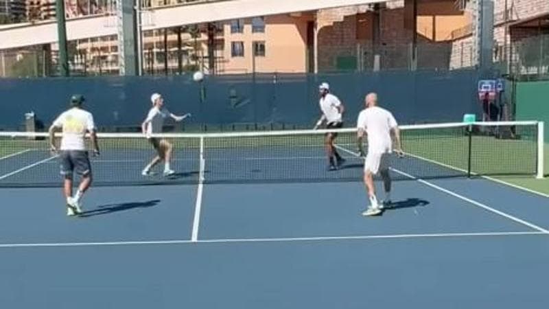 Sinner (che sta calciando) e Berrettini contro Vagnozzi (a sinistra) e Ferrara (a destra)