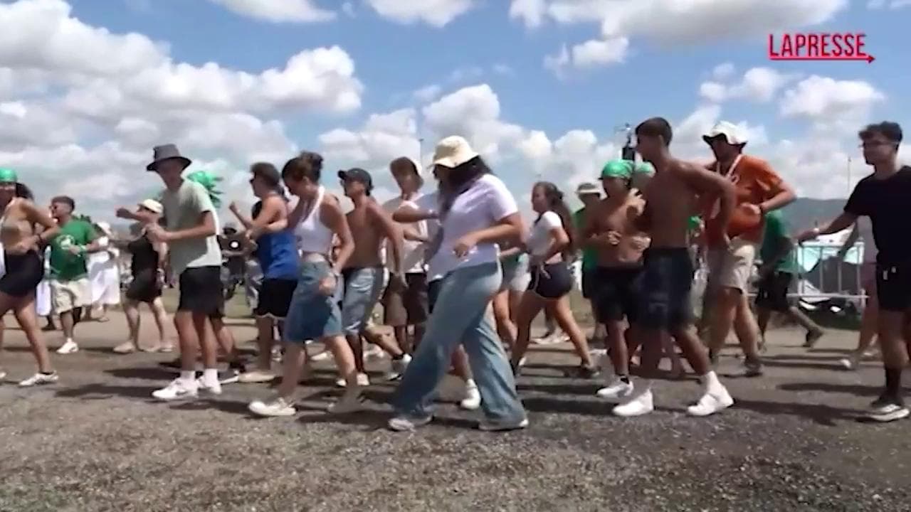 Giubileo dei giovani, la festa dei fedeli a Tor Vergata in attesa dell'arrivo del Papa