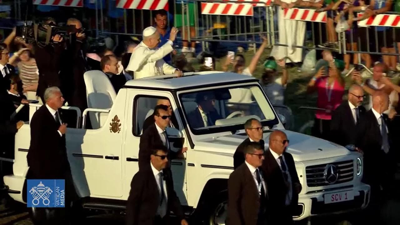 Giubileo dei giovani, Papa Leone saluta i fedeli dalla papamobile
