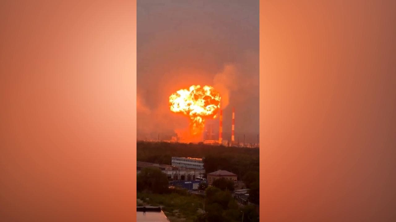 Ucraina, attacco con droni a due raffinerie: il video dell'esplosione