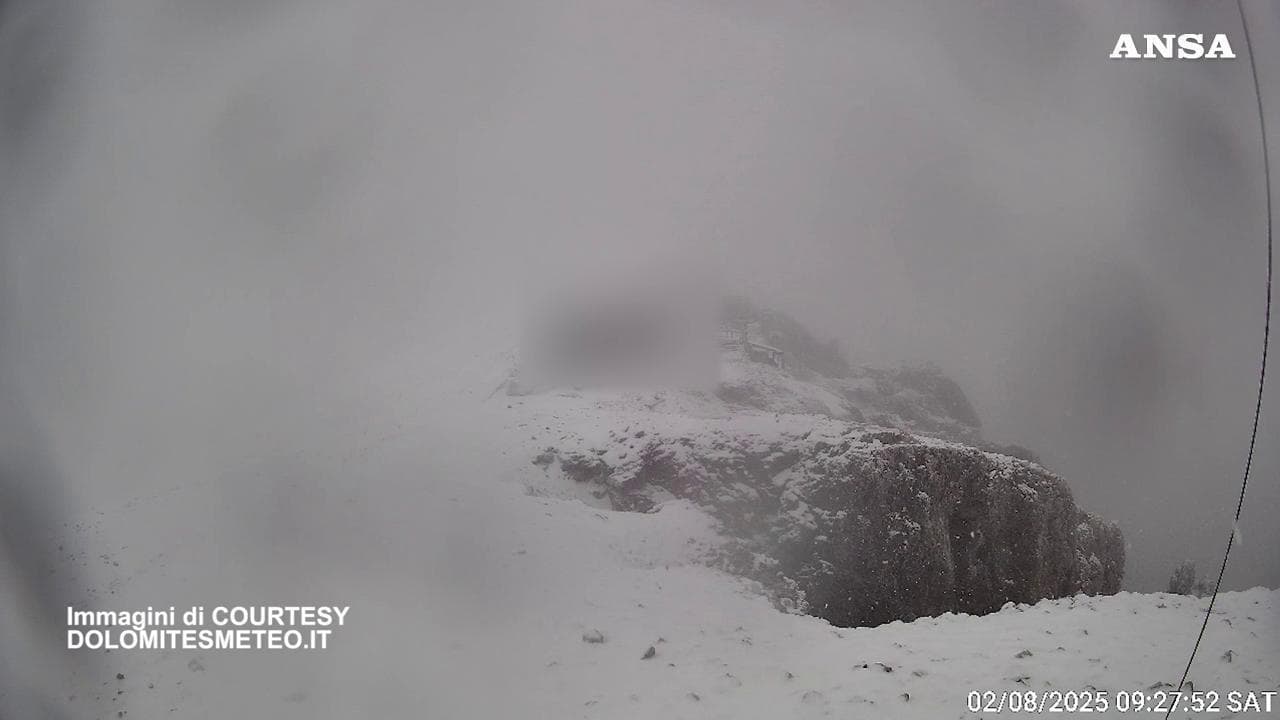 Neve di agosto sulla Marmolada, il termometro scende a -2 gradi