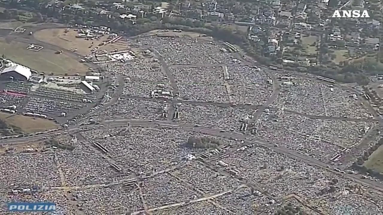 Più di un milione di giovani a Tor Vergata per la messa del Papa: le immagini dall'alto