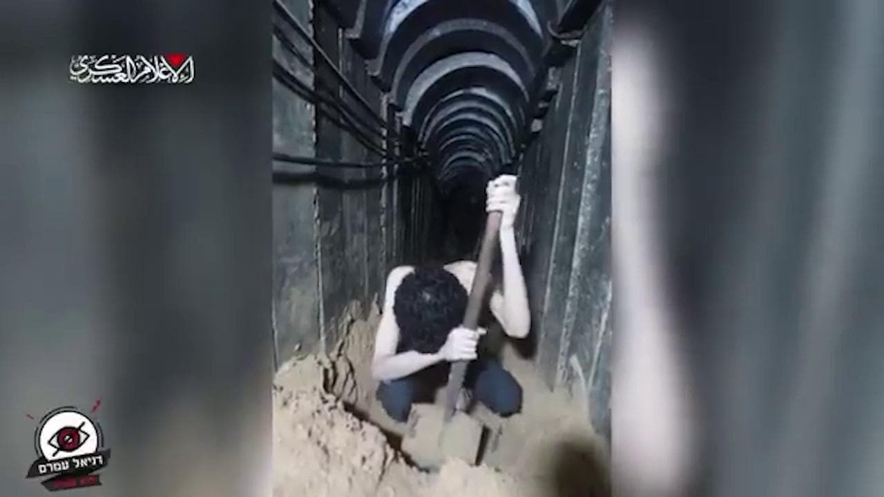 Gaza, l'ostaggio Evyatar David costretto a scavare una fossa: "Sarà per me"