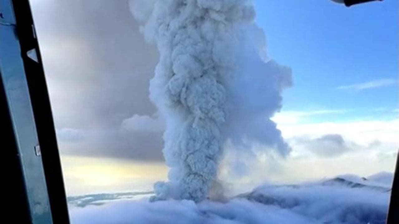 Russia, il vulcano si risveglia dopo 600 anni: l'eruzione del Krasheninnikov ripresa dall'elicottero