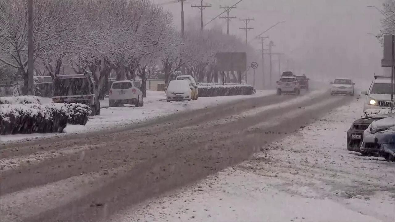 Australia, neve abbondante nel Nuovo Galles del Sud: le precipitazioni attirano i turisti
