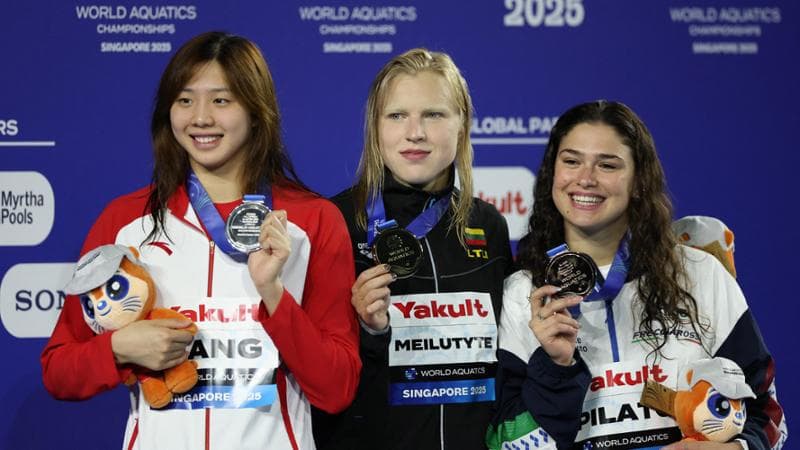 A destra Benedetta Pilato, bronzo nei 50 rana