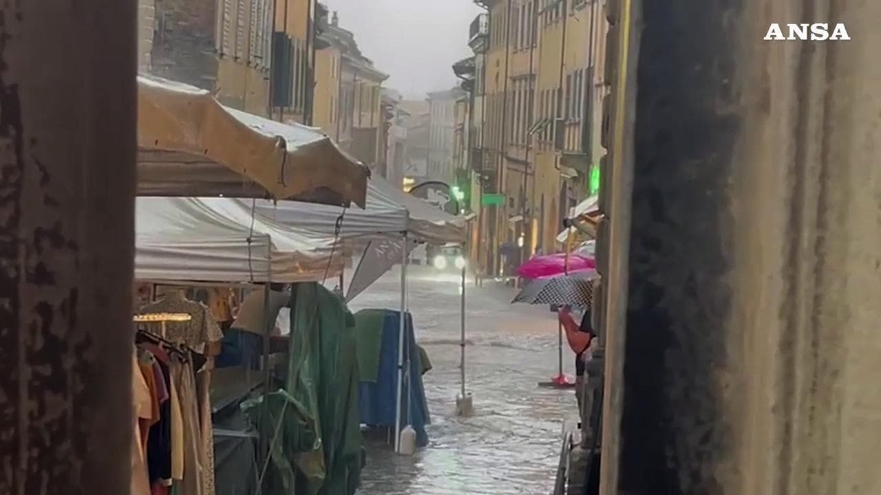 Nubifragio ad Arezzo, "colpita" la Fiera: i libri galleggiano lungo Corso Italia