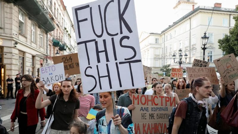 Quella promessa alle piazze stanche della guerra