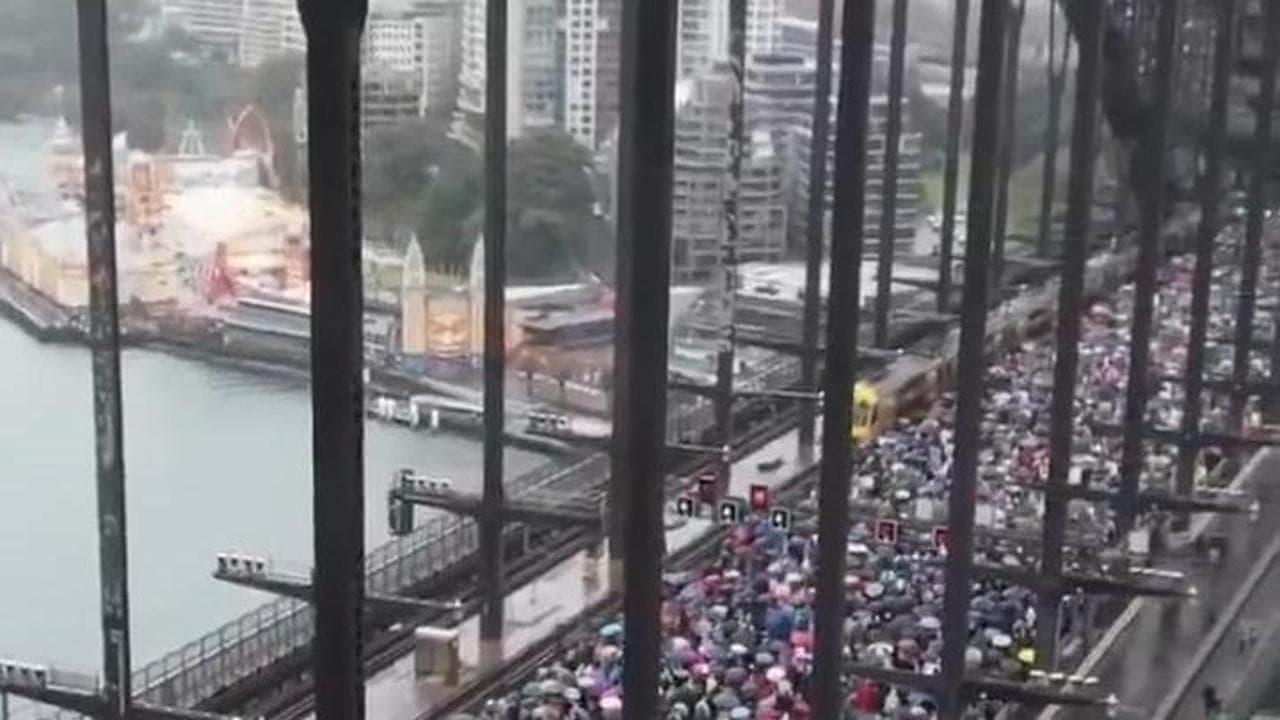 Australia, decine di migliaia di persone manifestano per la Palestina sul Sydney Harbour Bridge