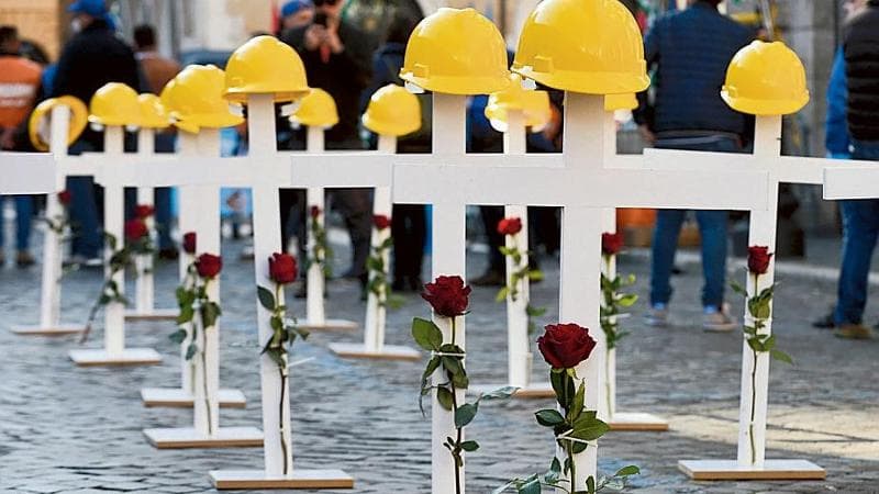 Cadono in una cisterna, morti due operai nel Veneziano. Avevano 20 e 30 anni