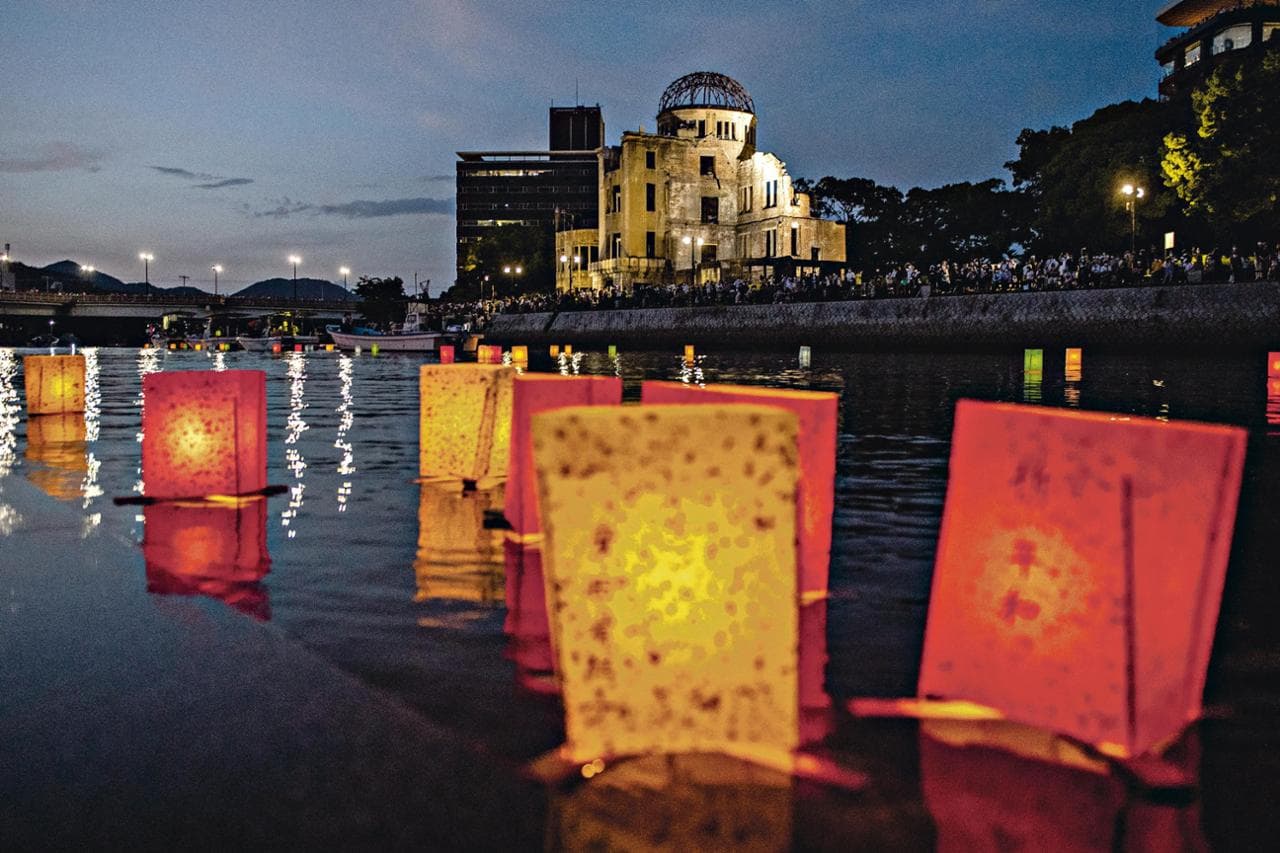 Lanterne di carta galleggiano sul fiume Motoyasu accanto al Memoriale della Pace di Hiroshima
