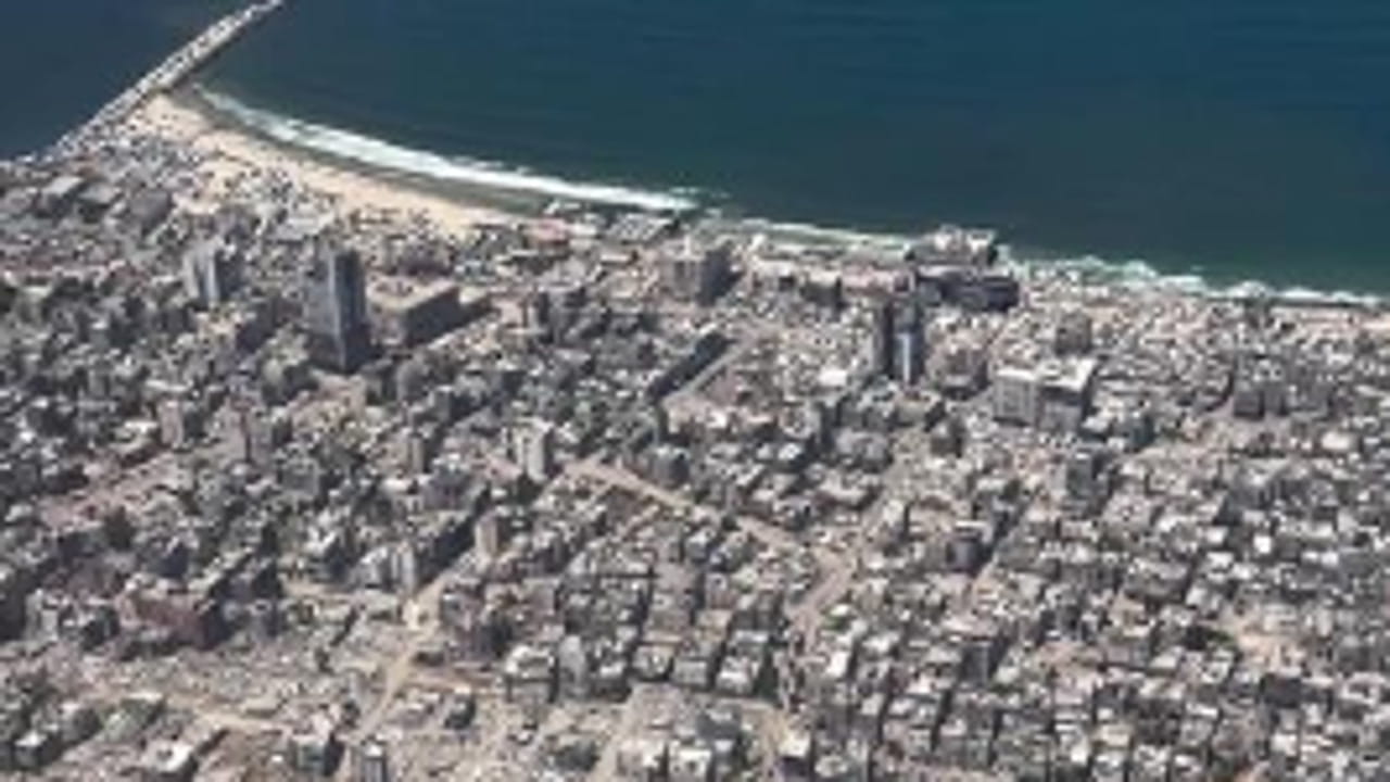 In volo sulla fame: la vista dall'aereo giordano che lancia aiuti alla popolazione di Gaza
