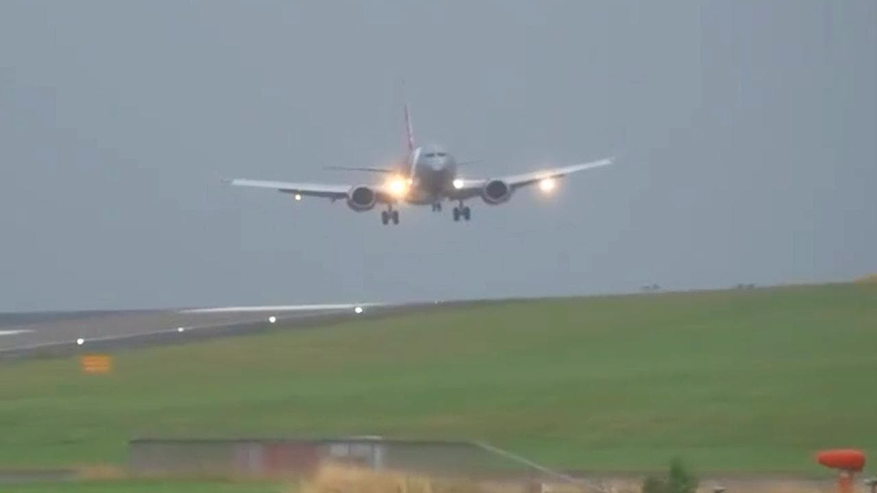 Tempesta Floris, atterraggio da brividi a Leeds: l’aereo ondeggia tra raffiche a 145 km/h