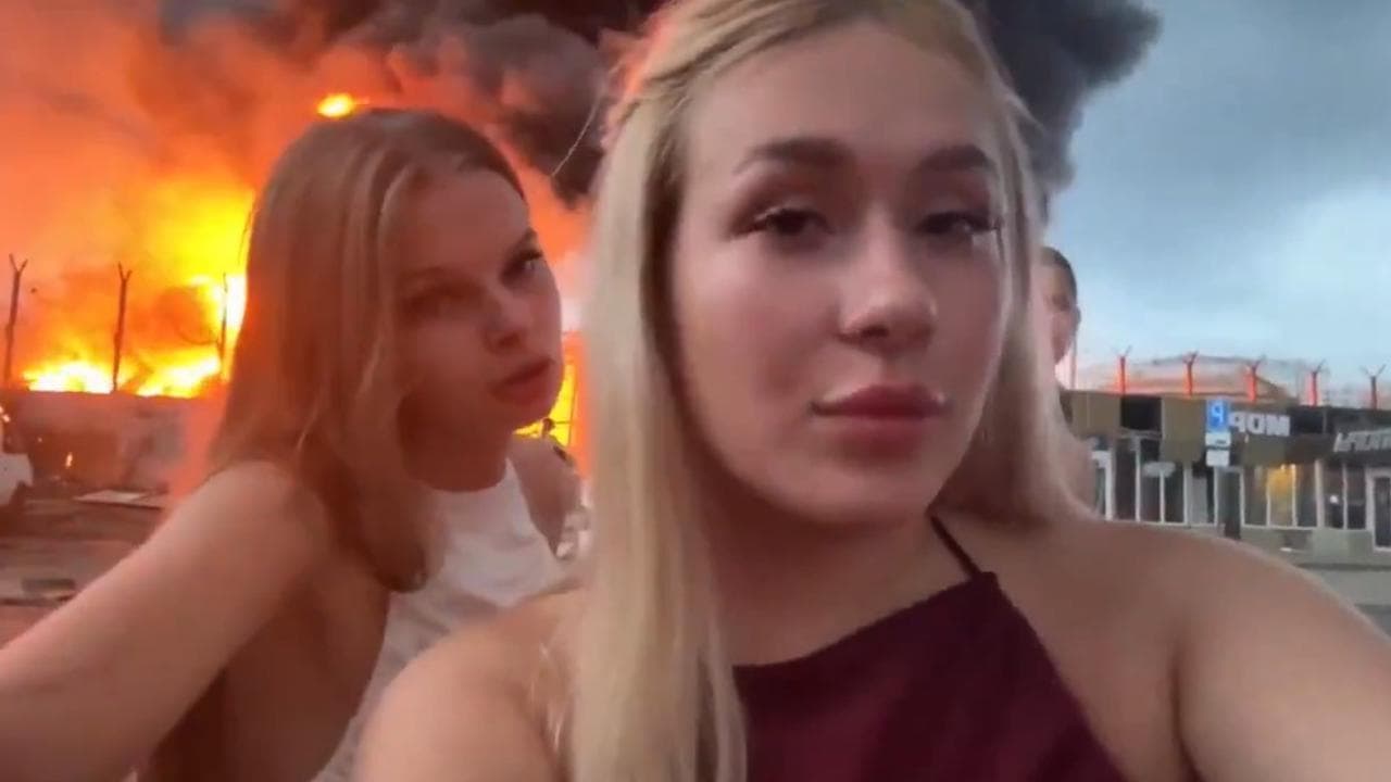 Video selfie davanti all'incendio dopo l'attacco di droni: Mosca ordina l'arresto di due influencer