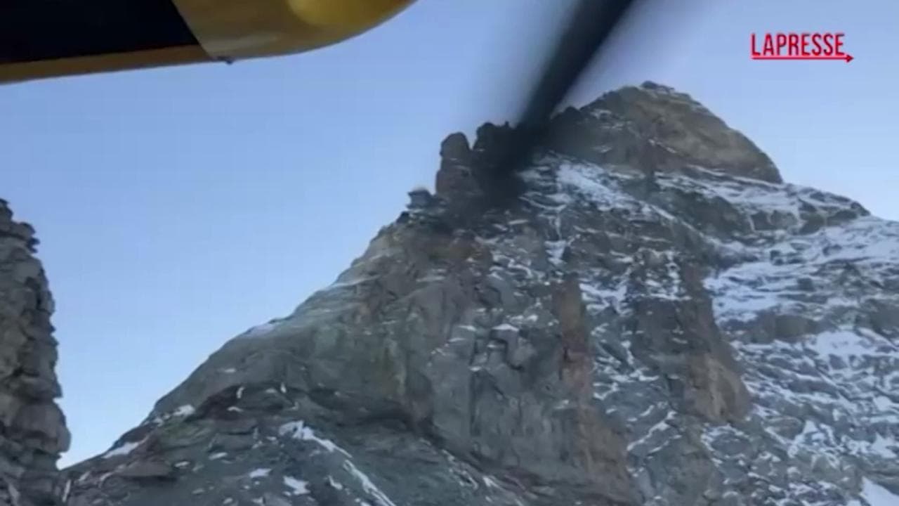 Valle d'Aosta, alpinisti bloccati a 3800 metri sul Cervino: il salvataggio all'alba in elicottero
