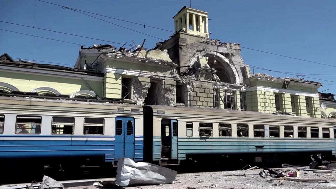 Kharkiv, attacco di droni russi alla stazione dei treni: morti e feriti. Le immagini