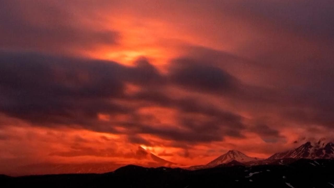Russia, lo spettacolare timelapse dell'eruzione del vulcano Klyuchevskoy