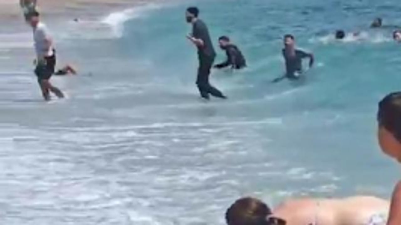 Spagna, migranti sbarcano sulla spiaggia affollata: i bagnanti fuggono o cercano di catturarli