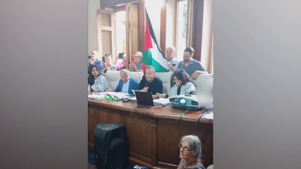 Mimmo Lucano firma il gemellaggio Riace-Gaza: "Solidarietà al popolo palestinese"