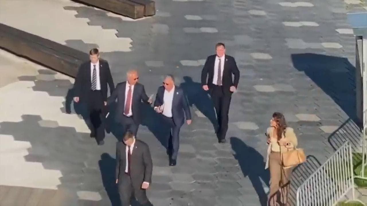 Guerra in Ucraina, l'inviato di Trump e il negoziatore di Putin a passeggio per Mosca