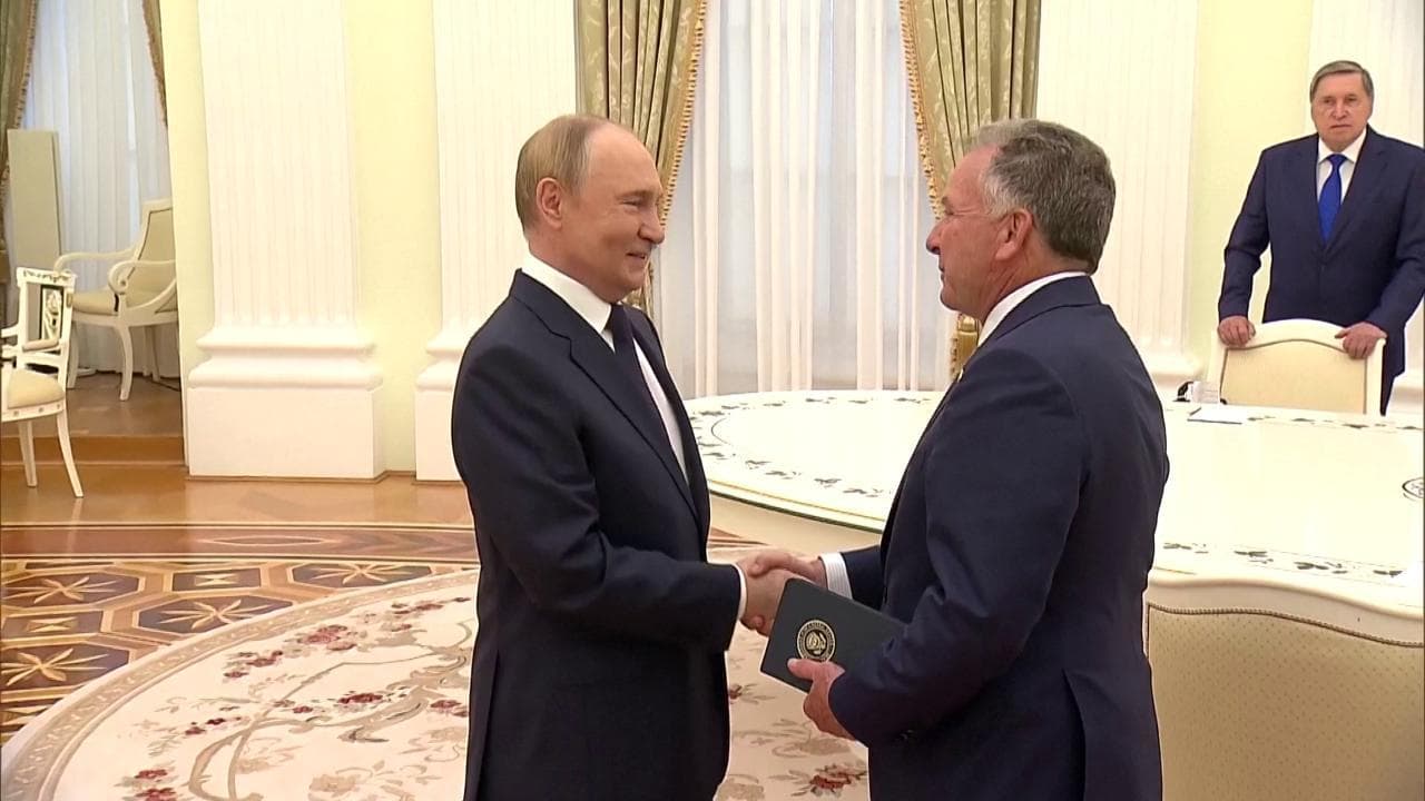 Mosca, la stretta di mano tra Putin e Witkoff prima del vertice