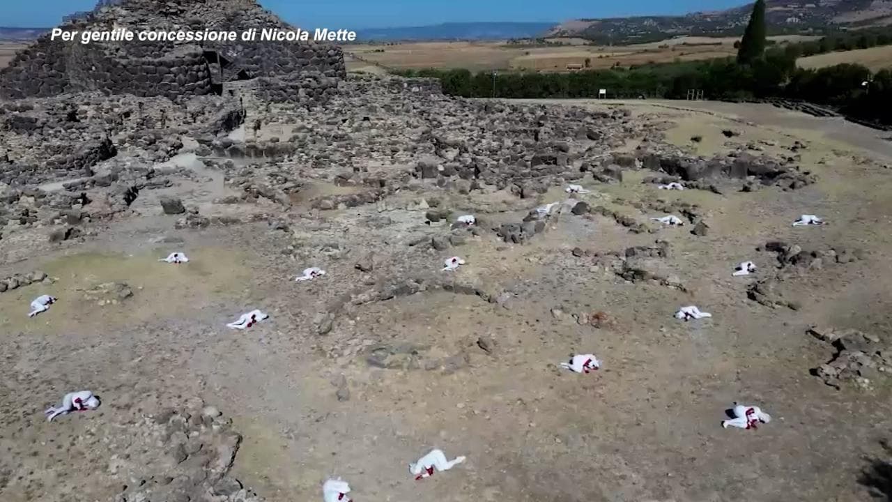 Sardegna, protesta contro le pale eoliche: attivisti nudi nell'area archeologica di Su Nuraxi