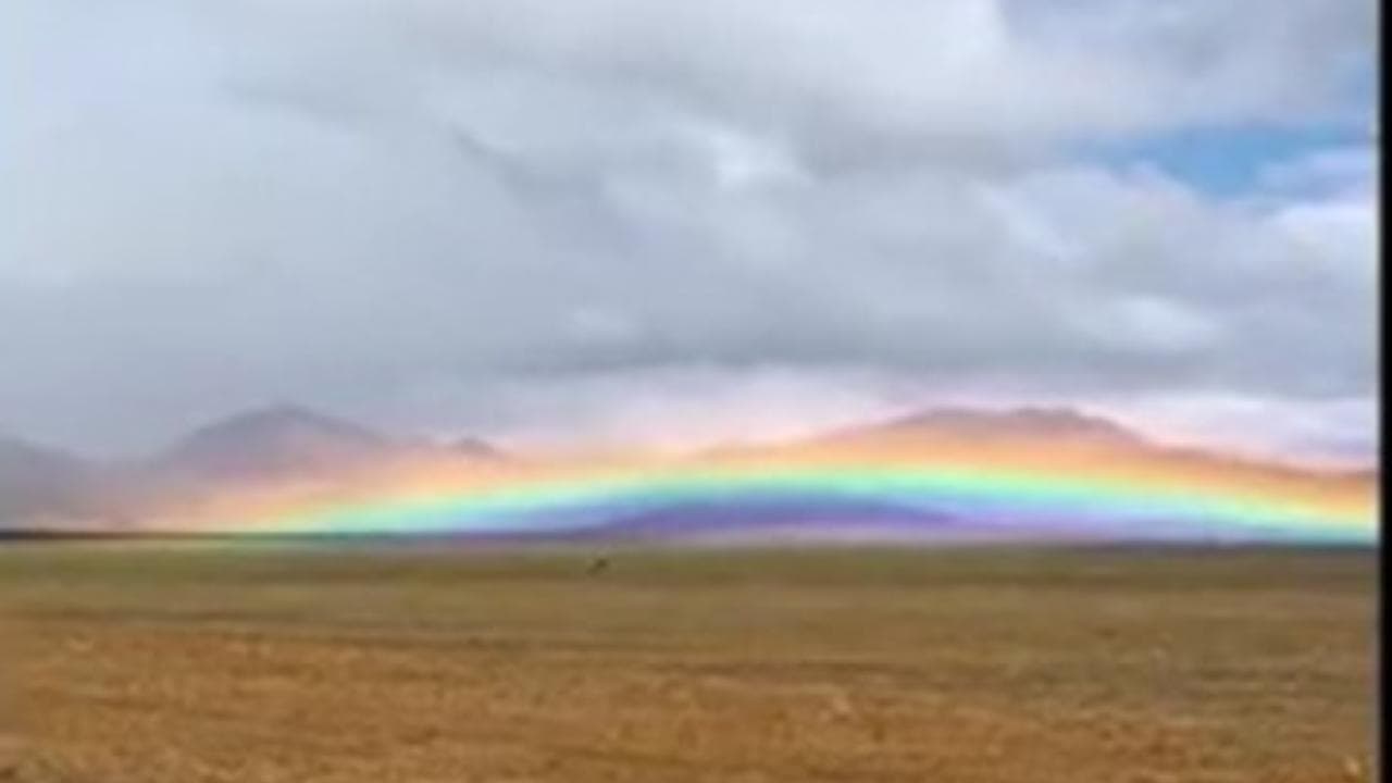 L'arcobaleno sfiora le montagne: spettacolo mozzafiato in Tibet