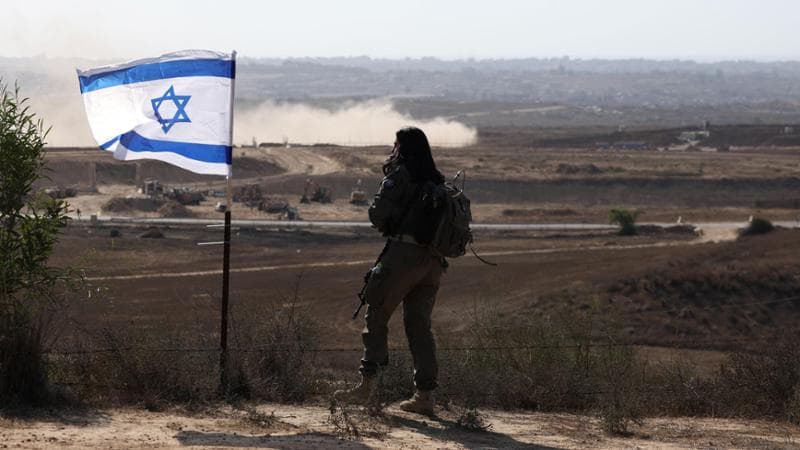 Una soldatessa israeliana sul confine con la Striscia di Gaza