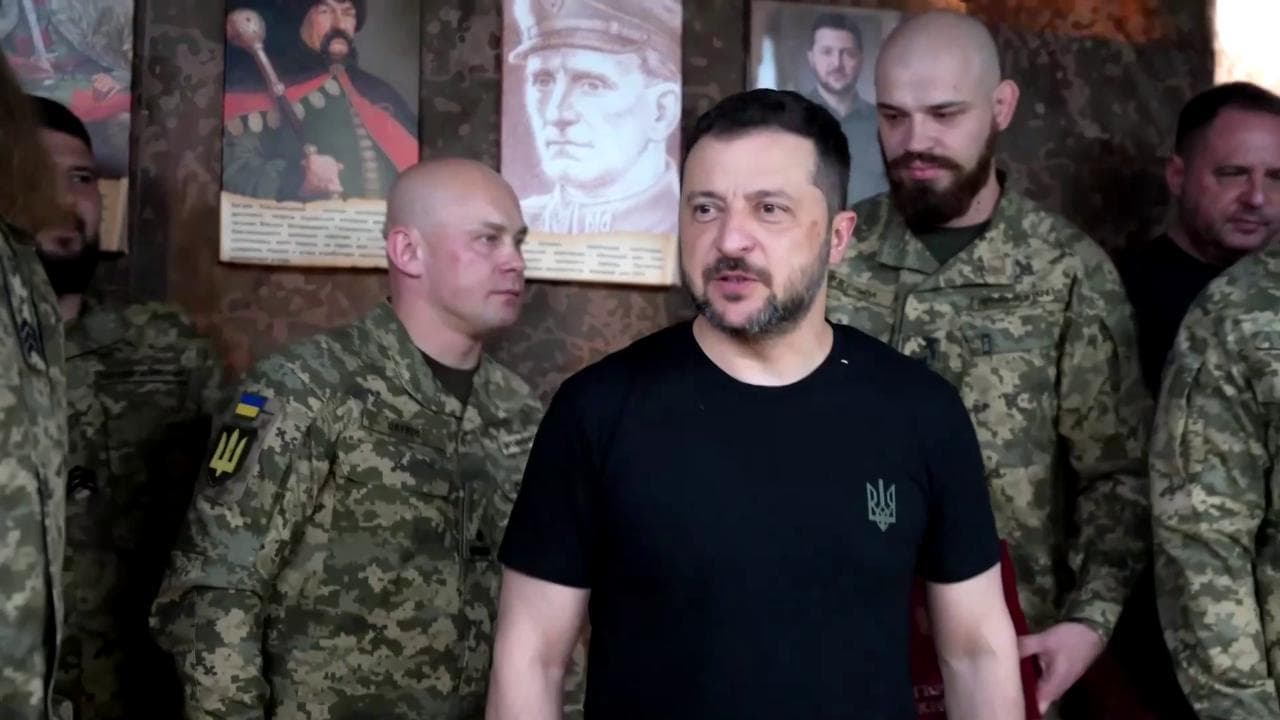 Zelensky visita le truppe a Sumy: "Un anno fa abbiamo messo i russi al loro posto"