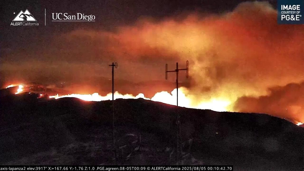 Usa, la California devastata da nuovi incendi: il "Gifford Fire" visto in timelapse