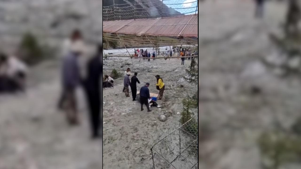Cina: si rompono i cavi, crolla il ponte sospeso di Xinhua. Le immagini