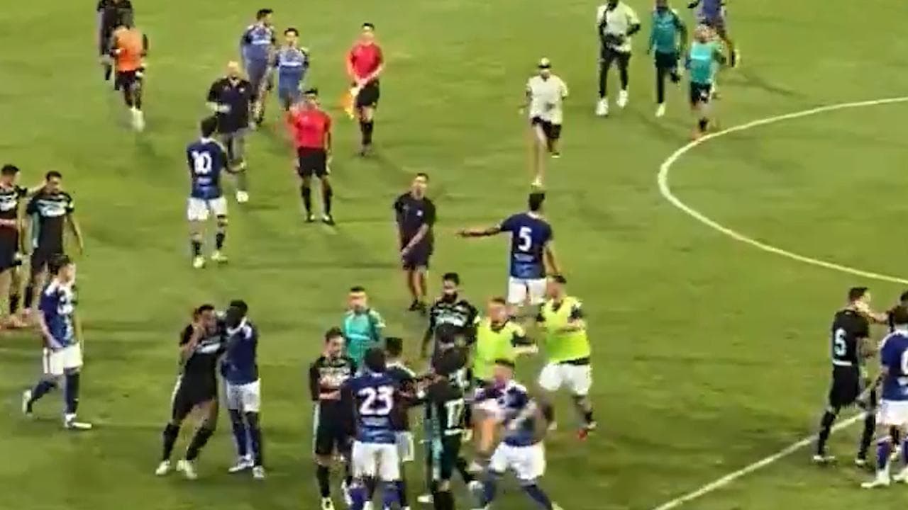 Rissa nell'amichevole Betis Siviglia-Como: pugni in campo, espulsi Fornals e Perrone