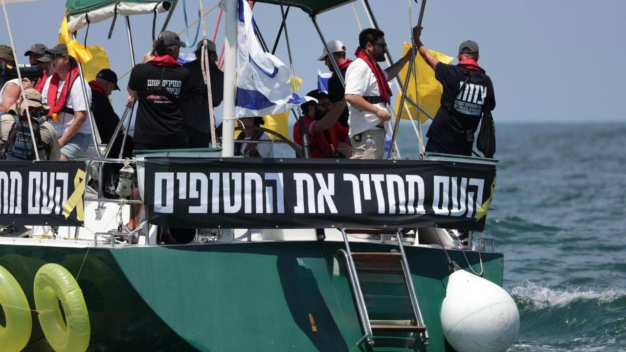 Israele, la Freedom Flotilla con i familiari degli ostaggi verso Gaza: "Liberateli"