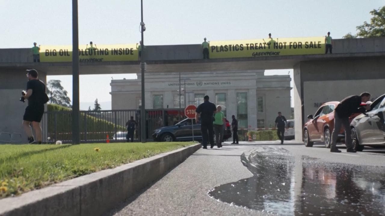 Vernice nera davanti all’ONU, Greenpeace a Ginevra: “Fuori l’industria del petrolio dai negoziati”