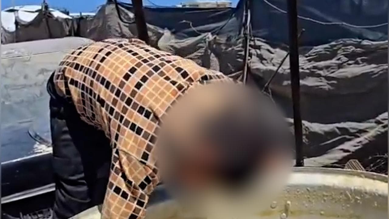 Gaza, il bambino raschia il fondo del pentolone: la fame nei campi di Khan Younis