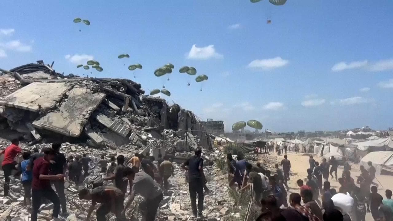 Gaza, gli aiuti lanciati dagli aerei sul nord della Striscia: la corsa per riuscire a prendere cibo