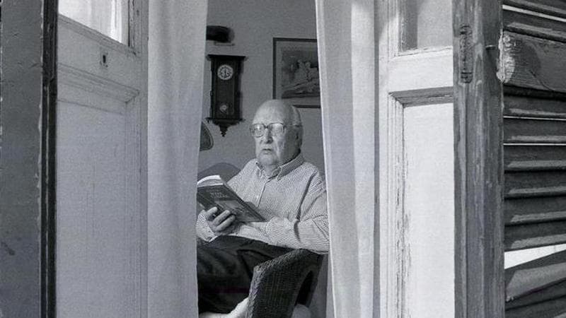 Andrea Camilleri fotografato nella sua casa Rome nel 2004
