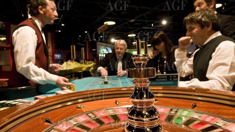La nonna con la busta e le coppiette alle slot, addio casinò glamour