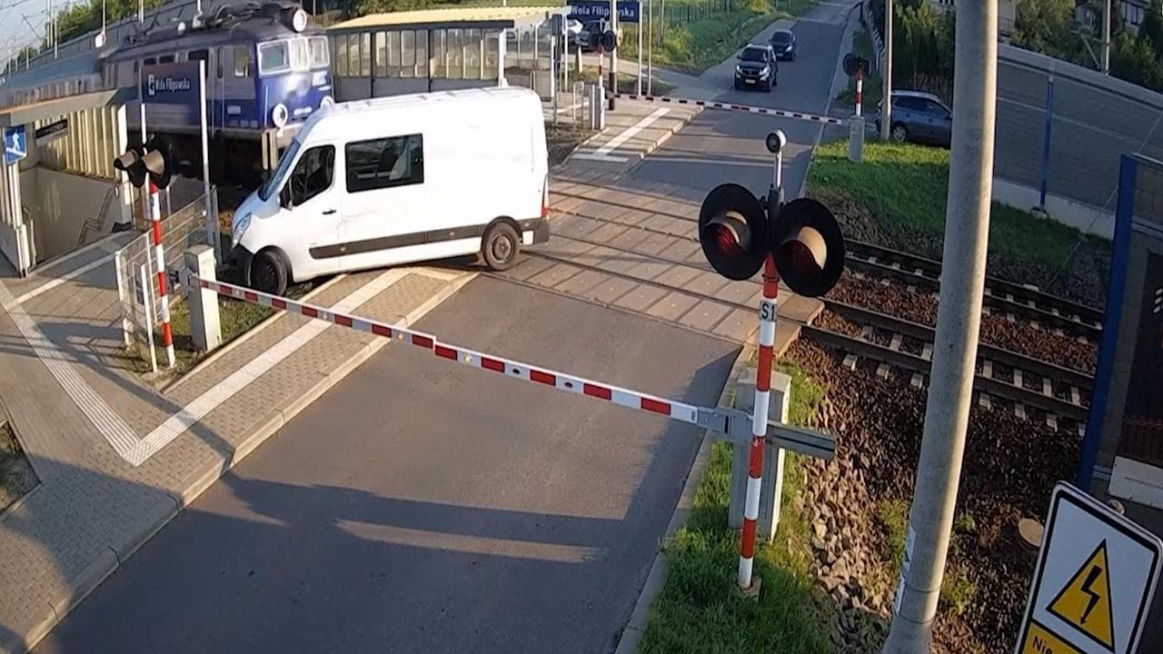 Polonia: furgone resta bloccato al passaggio a livello, il treno lo investe