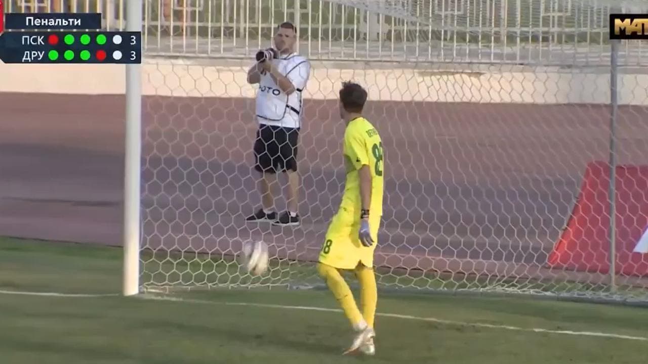 Russia, il gol comico: dopo la traversa il portiere "dimentica" la palla che ricade e va in rete