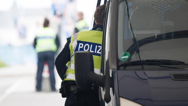 Germania, arrestati i negazionisti neri della repubblica: progettavano un assalto al Bundestag