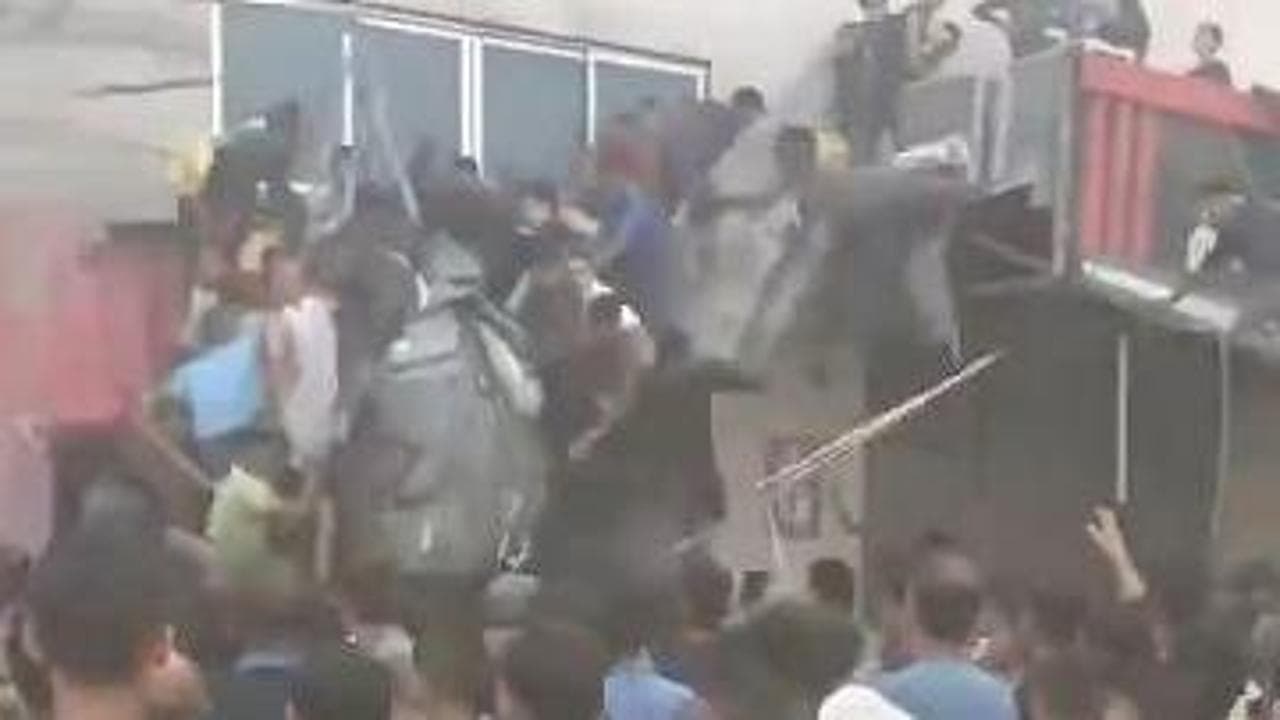 Gaza City, aiuti umanitari vengono paracadutati su un edificio: balcone crolla e finisce sulla folla